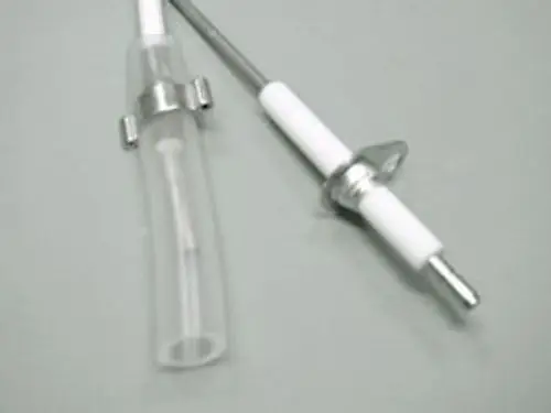 Ionisationselektrode mit Kabel von Remeha, bestehend aus einem transparenten Schlauch und metallischen Anschluss.